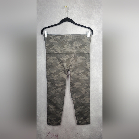 SPANX Look At Me‎ Now Seamless Cropped Leggings Camo Size XL - Picture 6 of 10